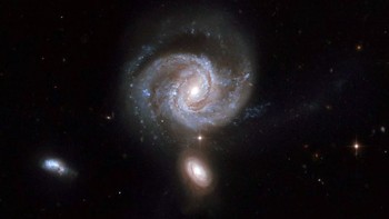 Galaksi two dark heart. Galaksi dengan dua jantung sama langkanya dengan manusia dengan dua jantung. Setidaknya, jenis galaksi ini bukan sesuatu yang bisa dilihat astronom setiap hari. NGC 7674, nama galaksi tersebut, tak hanya memiliki satu, tetapi dua inti gelap di bagian jantungnya. Ini mungkin terjadi sebagai akibat dari dua galaksi bertabrakan menjadi satu. Foto: via Brainberries