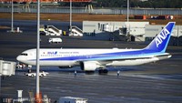 Sebuah pesawat sewaan Jepang yang mengangkut sejumlah warga yang dievakuasi dari Wuhan, China, tiba di Bandara Internasional Haneda, Tokyo, Rabu (29/1/2020).