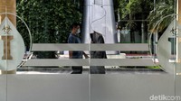 Di Indonesia sendiri, diketahui baru RS Hasan Sadikin Bandung yang kedatangan dua pasien yang dicurigai terjangkit virus corona. Namun hingga saat ini belum ada hasil pemeriksaan media yang menunjukkan pasien tersebut positif terjangkit.