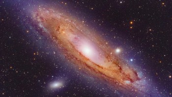 Galaksi kanibal. Seperti manusia, galaksi mungkin juga bosan mengawang-awang sendirian di ruang angkasa. Saat itulah mereka mulai berinteraksi dengan galaksi lain. Biasanya, galaksi lain yang lebih kecil dan tak berdaya akan menjadi santapan galaksi kanibal. Sepertinya, galaksi Bima Sakti yang kita tinggali akan bertabrakan dengan galaksi Andromeda dalam waktu 4,5 miliar tahun. Sulit memprediksi galaksi mana yang akan menang. Tetapi umat manusia sendiri mungkin tidak akan sempat melihatnya karena matahari kita akan menjadi terlalu panas pada saat itu. Foto: via Brainberries