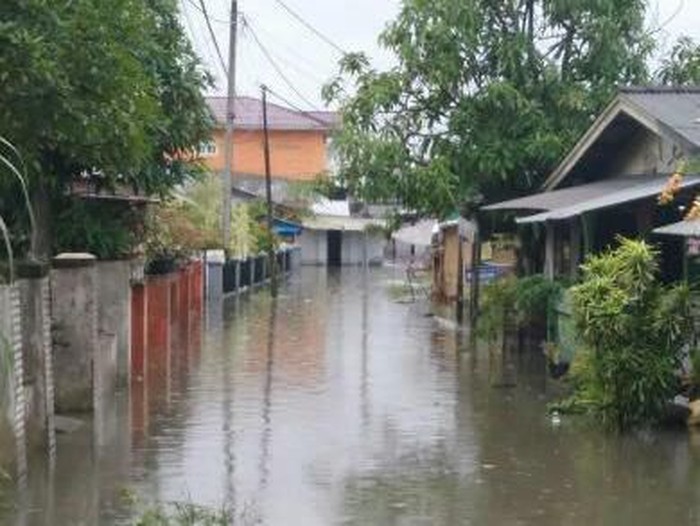 14 jam berlalu, banjir di Martubung, Medan Labuhan, Deli Serdang, Sumut, belum surut (Dok. pribadi Rizky)