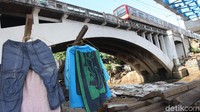 Kolong jembatan rel kereta api bahkan menjadi menjadi lokasi warga untuk hidup dan menjemur pakaian mereka.