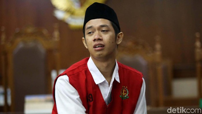 Dede Lutfi Alfiandi alias Dede dituntut 4 bulan penjara dalam sidang di PN Jakarta Pusat. Usai sidang Lutfi yang menangis dipeluk oleh ibunya.