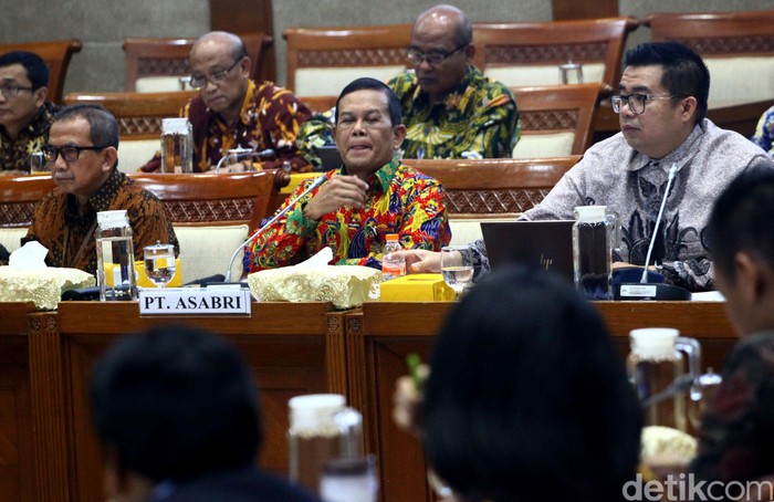 DPR Minta Dirut Asabri Curhat soal Kondisi Perusahaan Komisi XI DPR RI memanggil manajemen PT Asabri (Persero) siang ini untuk meminta penjelasan kondisi perusahaan dalam rapat dengar pendapat (RDP).