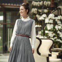 Julie Estelle memadupadankan dua koleksi Uniqlo x Ines de la Fressange pada look pertamanya bergaya Parisian Chic. Dress pleated tanpa lengan dibuat menjadi formal dan tetap stylish dengan padanan kemeja putih lengan panjang berkerah dan belt. Foto: dok. Uniqlo