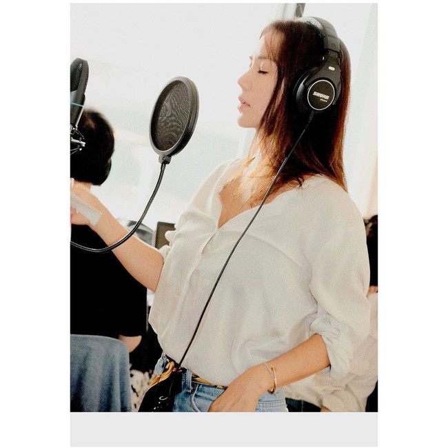 Berusia 51 tahun pada Agustus 2020 kemarin, Uhm Jung Hwa membuktikan umur bukan halangan untuk eksis di industri hiburan. Buktinya selain merilis film terbaru pada 2020 ini dia juga bergabung dengan Lee Hyori, Jessi dan Hwasa membentuk grup musik bernama Refund Sisters. Mereka merilis single debut Dont Touch Me pada Oktober 2020. Foto: Instagram @umaizing