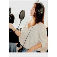 Berusia 51 tahun pada Agustus 2020 kemarin, Uhm Jung Hwa membuktikan umur bukan halangan untuk eksis di industri hiburan. Buktinya selain merilis film terbaru pada 2020 ini dia juga bergabung dengan Lee Hyori, Jessi dan Hwasa membentuk grup musik bernama Refund Sisters. Mereka merilis single debut Dont Touch Me pada Oktober 2020. Foto: Instagram @umaizing