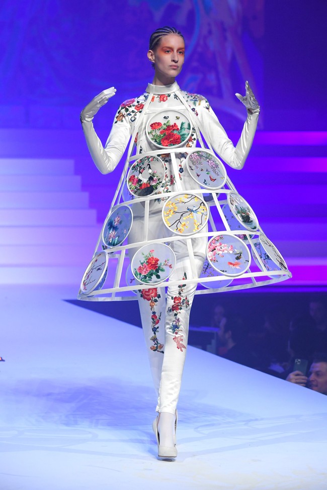 Fashion show karya desainer Jean Paul Gaultier yang merupakan koleksi terakhirnya sebelum pamit setelah 50 tahun berkarya, digelar di Theatre du Chatelet, saat Paris Haute Couture Fashion Week Spring/Summer 2020, Paris, Prancis. [Photo by Pascal Le Segretain/Getty Images].