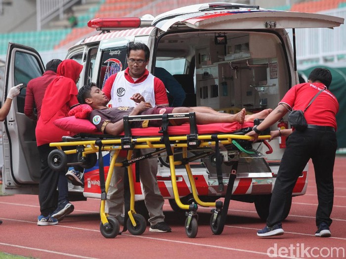 Usai mencetak gol, Irsyad Maulana terkapar setelah berbenturan dengan pemain Lalenok United. Hasilnya, Irsyad mengalami patah hidung dan dibawa ambulans.