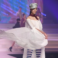 Fashion show karya desainer Jean Paul Gaultier yang merupakan koleksi terakhirnya sebelum pamit setelah 50 tahun berkarya, digelar di Theatre du Chatelet, Paris Haute Couture Fashion Week Spring/Summer 2020, Paris, Prancis. [Photo by Pascal Le Segretain/Getty Images].