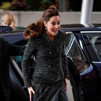 Baru keluar dari mobil, Kate Middleton langsung disambut oleh hembusan angin kencang yang hampir mengangkat roknya. Ibu tiga anak ini pun kaget dan secara spontan menahan roknya. (Foto: Toby Melville - WPA Pool/Getty Images)