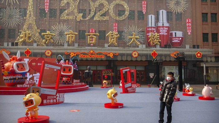 Merebaknya virus corona jenis baru membuat kawasan Beijing sepi dari aktivitas warga. Mereka memilih tinggal di dalam rumah guna antisipasi terjangkit virus itu