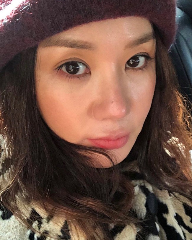 Selain itu, cara wanita yang masih single tersebut mandi juga menjadi rahasia cantiknya. Ia mengaku sering mandi dengan air yang dicampur dengan wine beras Cheongju. Foto: Instagram @umaizing