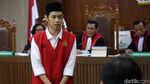 Dituntut 4 Bulan Penjara, Lutfi Menangis dan Dipeluk Ibunda