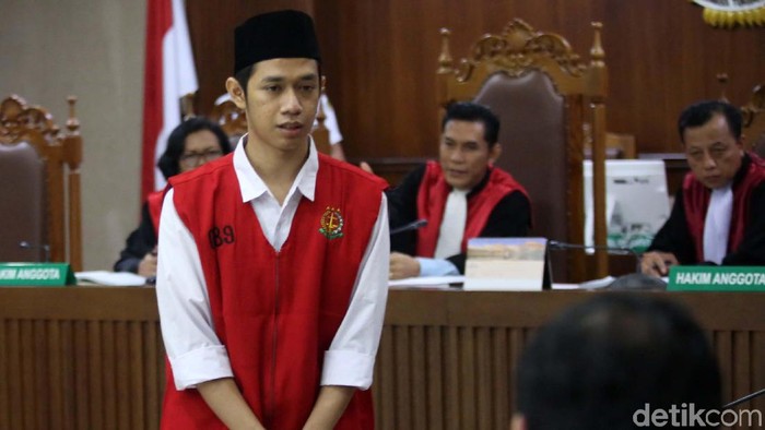 Dede Lutfi Alfiandi alias Dede dituntut 4 bulan penjara dalam sidang di PN Jakarta Pusat. Usai sidang Lutfi yang menangis dipeluk oleh ibunya.