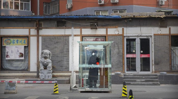 Merebaknya virus corona jenis baru membuat kawasan Beijing sepi dari aktivitas warga. Mereka memilih tinggal di dalam rumah guna antisipasi terjangkit virus itu