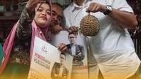 Ketika berpose dengan warga pun Vian tak mau jauh dari buah duurianya. Dengan bangga, Vian menunjukkan buah durian ini sambil tersenyum ramah.  Foto: instagram @kerabatvian