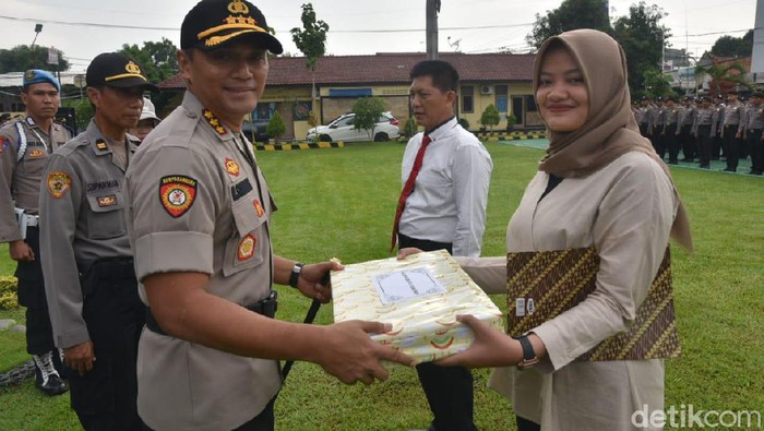 Polres cirebon berikan penghargaan buat anak polisi yang lumpuhkan perampok