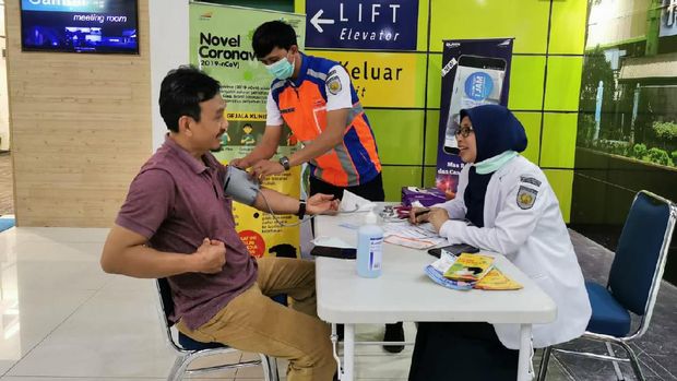 PT KAI Cek kesehatan penumpang.