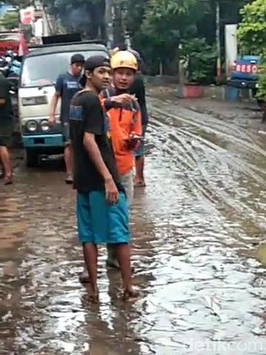 Jalanan tempat wisata Songgoriti licin usai banjir lumpur/