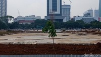 Revitalisasi Monas yang menuai polemik antara Pemprov DKI dengan Pemerintah Pusat, akhirnya resmi dihentikan pengerjaannya untuk sementara mulai hari ini.
