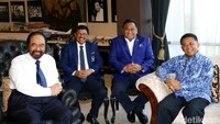 Pertemuan berlangsung cair. Tawa sempat mengembang di bibir pimpinan parpol tersebut.