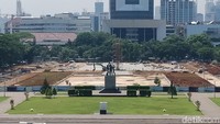 Sisi selatan Monas selama ini digunakan sebagai ruang terbuka hijau dengan Patung Ikada yang gagah berdiri di depannya. Kini area itu sudah rata dengan tanah.