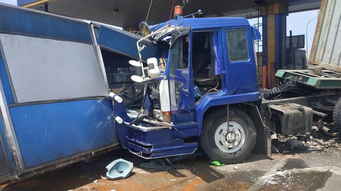 Kecelakaan di gerbang Tol Halim Perdanakusuma 2.