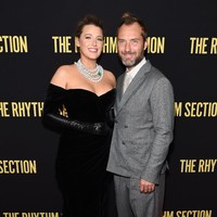 Blake Lively datang tanpa didampingi suaminya. Di karpet merah, ia sempat berfoto bersama aktor Jude Law yang menjadi lawan mainnya di film The Rhythm Section. (Foto: Jamie McCarthy/Getty Images)