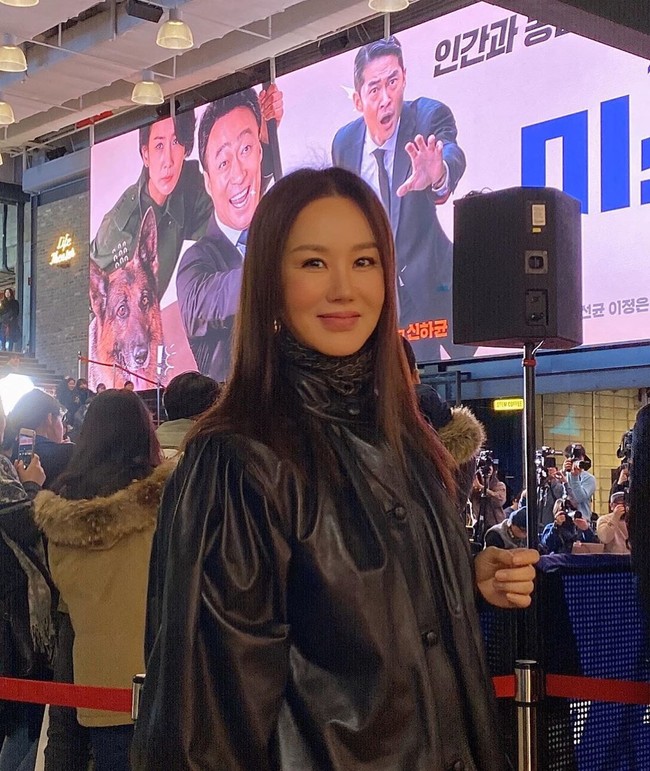 Wanita yang memang dikenal sebagai ikon fitness selain fashion juga kecantikan itu pun mengungkap rahasia cantiknya. Tentunya bentuk tubuh kakak dari aktor Uhm Tae Wong itu dihasilkan dari berolahraga. Ia juga mengaku tidak makan setelah pukul 17:00. Foto: Instagram @umaizing