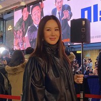 Wanita yang memang dikenal sebagai ikon fitness selain fashion juga kecantikan itu pun mengungkap rahasia cantiknya. Tentunya bentuk tubuh kakak dari aktor Uhm Tae Wong itu dihasilkan dari berolahraga. Ia juga mengaku tidak makan setelah pukul 17:00. Foto: Instagram @umaizing