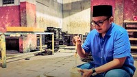 Wah, Vian juga mencoba membuat roti di pabrikan rumahan yang ada di kawasan Jember. Ketika melakukan kunjungan, Vian tak lupa terjun langsung untuk menncoba proses produksi.  Foto: instagram @kerabatvian