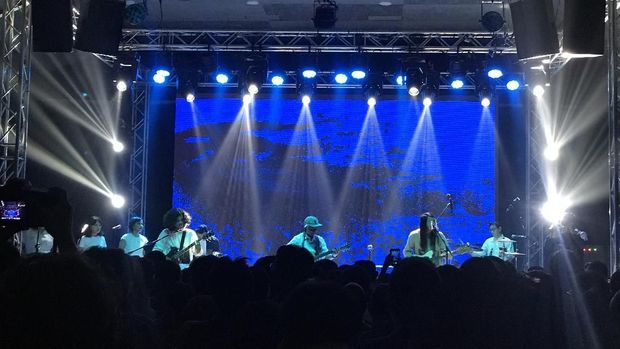 Bernyanyi Bersama Efek Rumah Kaca di Konser 'Jalan Enam Tiga'