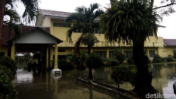 Sekolah Terendam Banjir Siswa Smpn 35 Medan Diliburkan