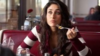 Lihat pose makan Kareena Kapoor ini diambil secara candid. Meskipun begitu, bintang Bollywood tersebut tetap terlihat cantik dan menawan. Foto: Instagram @therealkareenakapoor