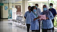 Sejumlah karyawan rumah sakit terlihat mengenakan masker.