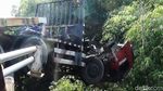 Truk Trailer Menggantung di Jembatan Akibat Sopir Ngantuk