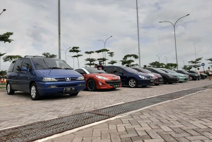 Komunitas Peugeot Touring Surabaya Madura Komunitas Peugeot Solo melakukan touring menyambangi Suramadu. Ada belasan mobil yang ikut serta dalam touring tersebut.