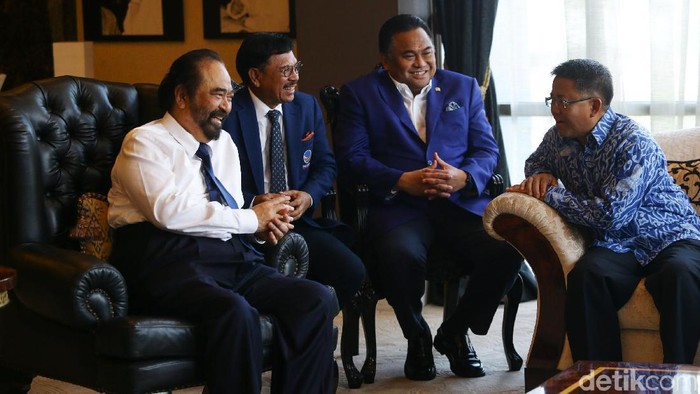 Ketua Umum Partai Nasdem Surya Paloh menerima kunjungan dari Presiden PKS Sohibul Iman di DPP Partai Nasdem, Jakarta, Rabu (29/1/2020). Kunjungan ini dilakukan sebagai balasan atas bertandangnya Ketua Umum Partai Nasdem ke DPP PKS beberapa waktu lalu.