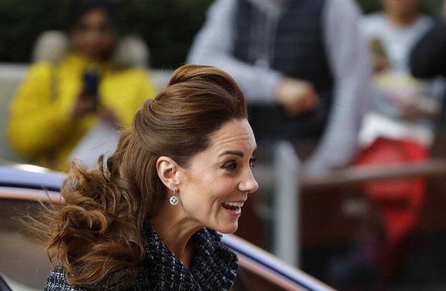 Beruntung, Kate Middleton terhindar dari malafungsi busana. Busana keluaran Dolce & Gabbana itu tetap terlihat rapi di tubuh Kate. Begitu pula rambutnya. (Foto: AP Photo/Kirsty Wigglesworth)