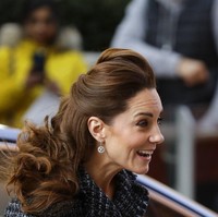 Beruntung, Kate Middleton terhindar dari malafungsi busana. Busana keluaran Dolce & Gabbana itu tetap terlihat rapi di tubuh Kate. Begitu pula rambutnya. (Foto: AP Photo/Kirsty Wigglesworth)