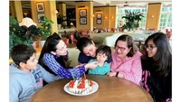 Merayakan ulang tahun keluarganya, Kareena Kapoor memberikan kue tart mewah. Bahkan ia juga menyuapi kue tersebut hingga ke mulut keluarganya. Foto: Instagram @therealkareenakapoor