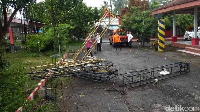 angin kencang di blitar