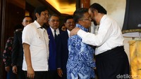 Kedua pimpinan parpol itu langsung berjabat tangan dan cipika-cipiki.
