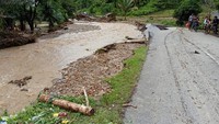 Banjir mengakibatkan jalan rusah hingga tiang listrik ambruk.