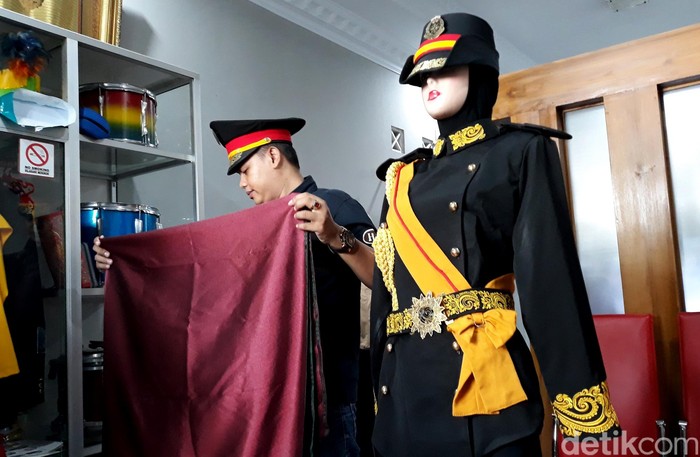 Intip Dapur Pembuatan Seragam Keraton Agung Sejagat Seragam Raja, Ratu dan pengikut Keraton Agung Sejagat ternyata dipesan dari tempat pembuatan kostum di Bantul. Yuk, intip foto-fotonya.