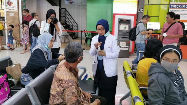 Unit kesehatan PT KAI berikan antiseptik ke penumpang.