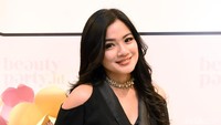 Titi tampak cantik menawan dengan busana berwarna hitam. Pool/Noel/detikFoto.