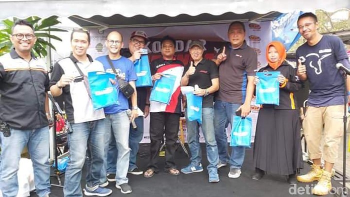 Masih dalam suasana tahun baru, semangat untuk guyub, berkumpul dan bersilaturahmi antara sesama anggota forum komunitas mobil Forum Komunikasi Klub & Komunitas otomotif disingkat menjadi FK3O diwujudkan dalam acara Kopdar Gabungan yang bertempat di Rasuna Garden Food Street Kuningan Sabtu 25 Januari 2020.