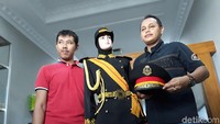 Seragam itu terdiri dari baju berwarna hitam dengan ornamen warna kuning pada kerahnya. Selain itu pada bagian pundak terdapat aksesori seperti pangkat dengan ornamen aksara Jawa yang dibaca Keraton Agung Sejagat.